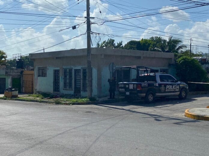 Ejecutan a un hombre y hieren a otro, cerca del bar 'Génesis' de Cancún; hay tres detenidos 