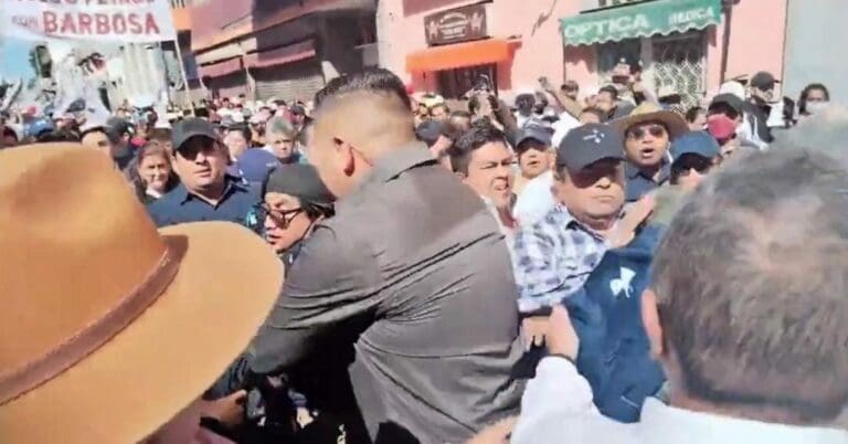 Durante la marcha de la 4T en Puebla, los guaruras del gobernador agredieron a la prensa que cubrió el evento.