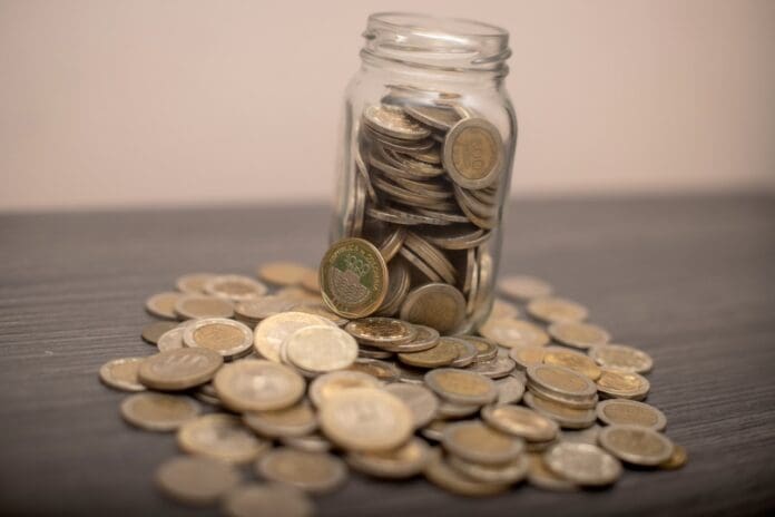 Médicos hallan más de 200 monedas en el estómago de un hombre