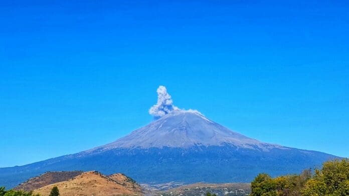 VIDEO: Volcán Popocatépetl registra explosión y genera alerta ante caída de cenizas