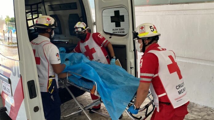 Balean a una pareja afuera de la Multiplaza Kabah, en Cancún