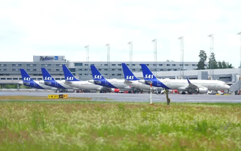 ¿Adiós al ‘modo avión’? UE permitirá uso de celulares en vuelos