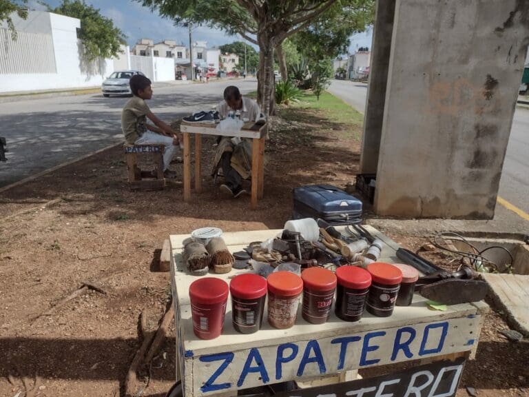 Cancunense sacó adelante a sus 10 hijos trabajando como remendón  