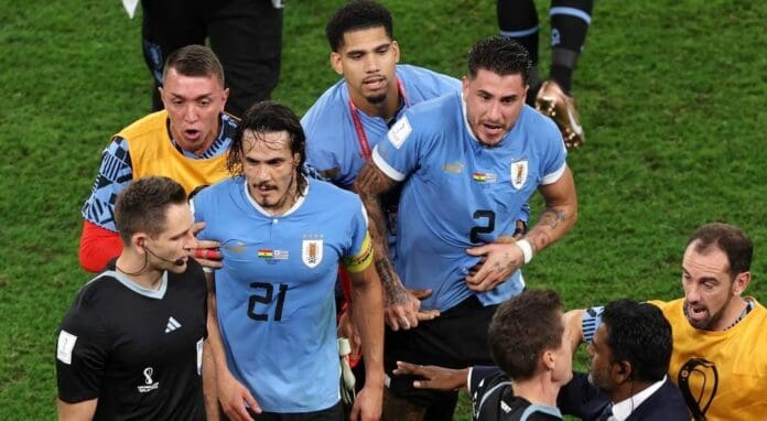 El delantero Edinson Cavani, frustrado por la eliminación de su selección, golpeó y tiró el monitor del VAR. ¿Qué tal?