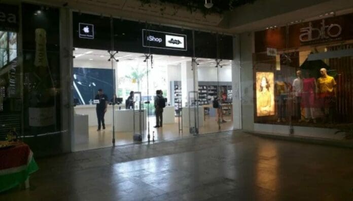 El gerente de iShop Playa del Carmen habría usado los datos personales de clientes para presuntamente estafarlos.