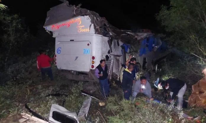 Accidente de autobús deja 3 muertos y 36 heridos en Oaxaca
