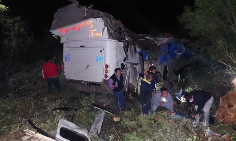 Accidente de autobús con simpatizantes de Morena deja tres muertos y 36 heridos en Oaxaca