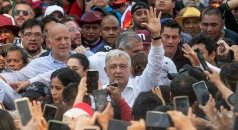 La marcha de AMLO fue denunciada ante el INE por senadores de la oposición. Acusan que fue organizada con recursos públicos.