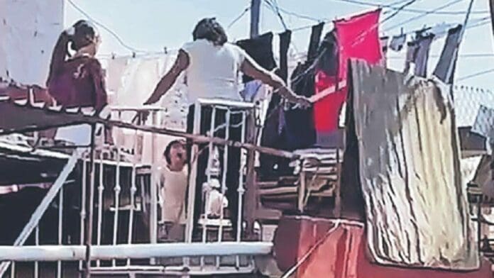 Video: Mamá golpea a su bebé porque le perdió mil pesos