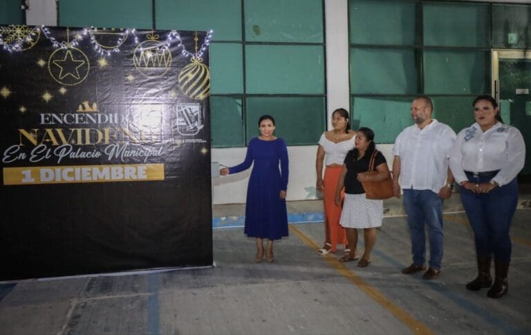 ENCABEZA BLANCA MERARI EL TRADICIONAL ENCENDIDO DE LA ILUMINACIÓN NAVIDEÑA EN EL PALACIO MUNICIPAL 