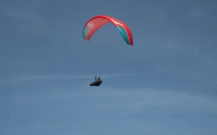 VIDEO Migrante cruza frontera de España volando en parapente