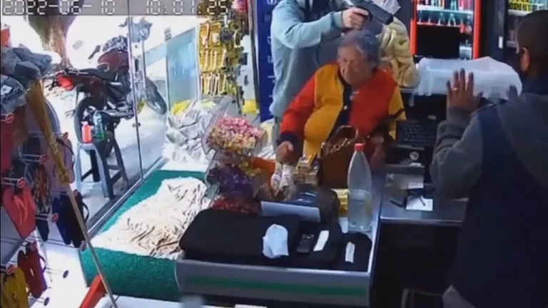 Ladrón toma a abuelita como rehén para asaltar tienda y cajero lo recibe a balazos