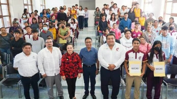 En Cozumel se entregan directamente las becas Benito Juárez a alumnos para que no gasten en ferry