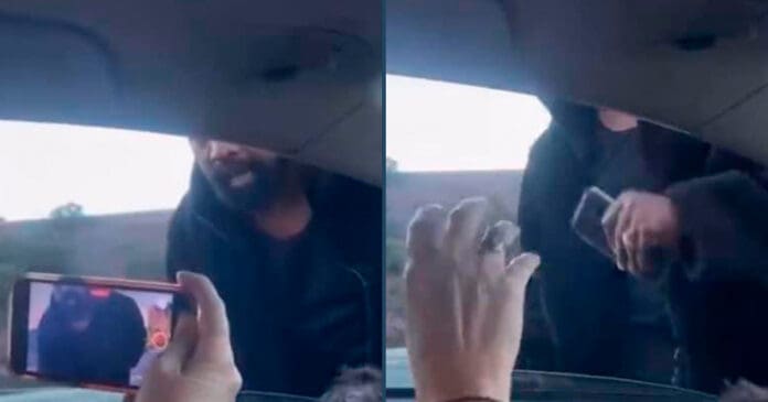 Kanye West aplica la de Bad Bunny; arrebata y avienta celular de una mujer