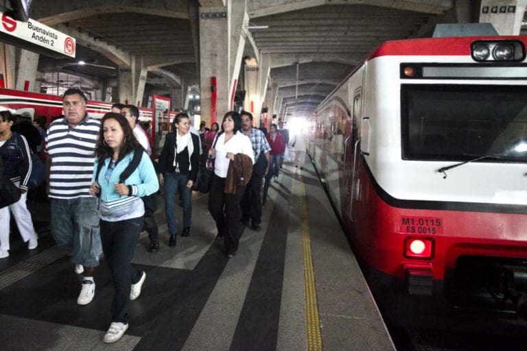 Tren Suburbano sube tarifas; aumento molesta a usuarios por malas condiciones del transporte
