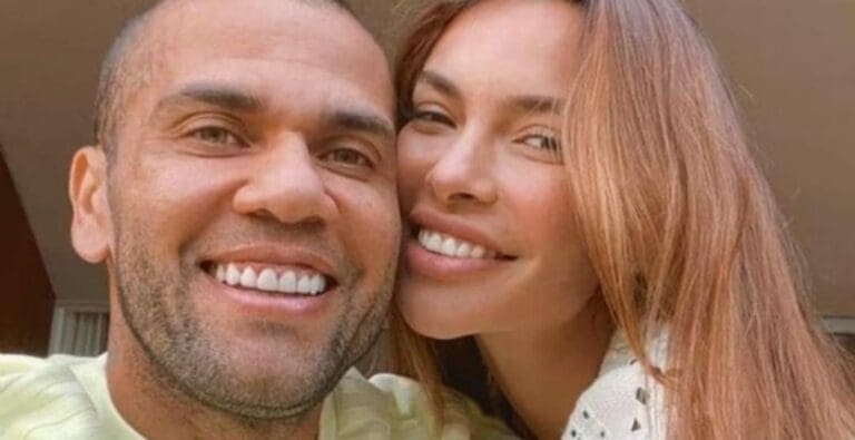 La esposa de Dani Alves, y quien primero lo apoyó, acaba de eliminar todas las imágenes del jugador de sus redes sociales.