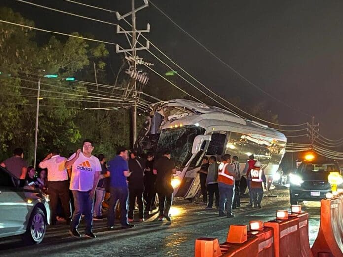 Choca autobús Del Valle en Cancún; hay 23 lesionados  
