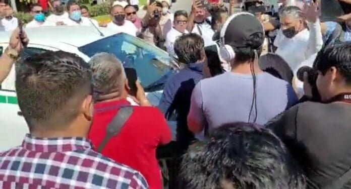 Los ciudadanos están cansados de la prepotencia y de la violencia de los taxistas. Por eso convocaron a no usar su servicio.