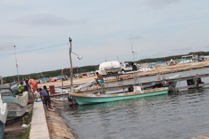 Cierran puerto y suspenden clases por fuertes lluvias en Holbox 