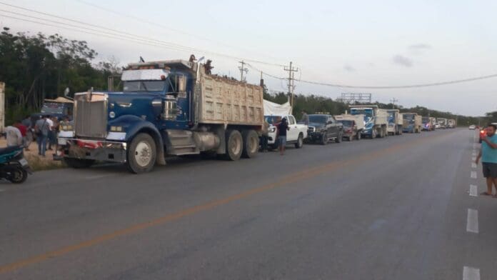 Bloquean volquetes acceso a obras del Tren Maya en Tulum
