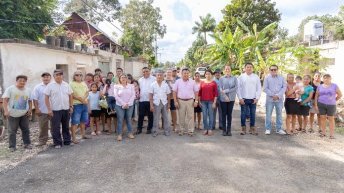 Entrega Marciano Dzul nuevas calles a la población de Coba  