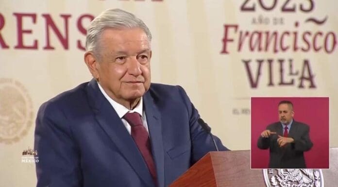 AMLO calificó de arribistas a los consejeros del INE que criticaron el plann B de su reforma electoral. Está envuelto en una nueva polémica.