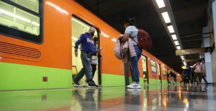 Aunque no aceptaron del todo su error, autoridades de la Cdmx ya no perseguirán a la mujer a la que se le cayeron unas aspas en el Metro.