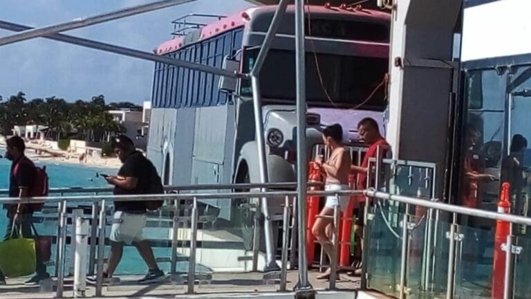 Ayuntamiento ya solicitó que se retire el camión de Xcaret de la terminal marítima de Playa del Carmen