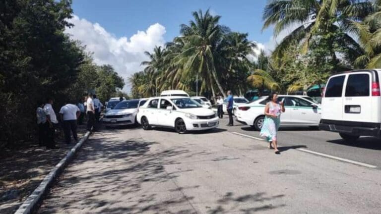 Confirma Aguilar Osorio fin del bloqueo en Zona Hotelera; buscarán sanciones para taxistas responsables