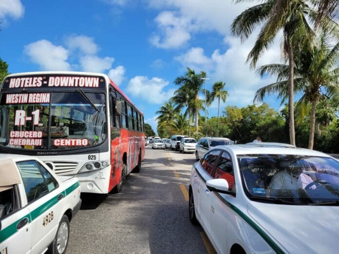Mieentras autoridades les llamaban al diálogo, taxistas de Cancún decidieron bloquear los accesos a la Zona Hotelera.