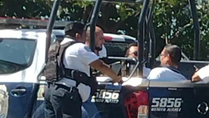 Operadores de Uber acusan a un personaje cercano al sindicato de ser quien está detrás de los operativos de los taxistas.