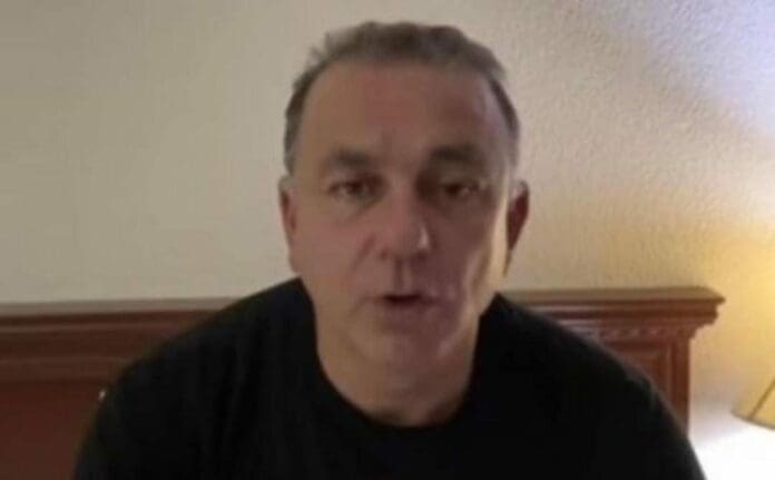 Carlos Mimenza mandó a la gente a protestar pero él se fue a un spa. Y presume que ya no está portando el brazalete que debería usar.