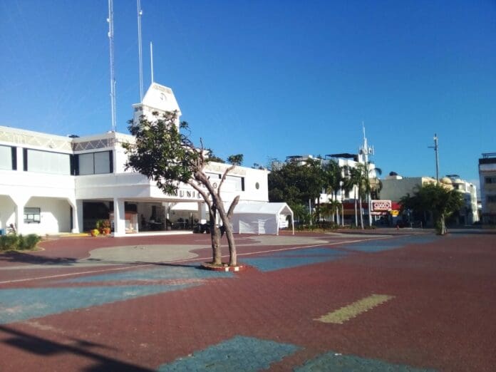 Convoca Carlos Mimenza a mega protesta por desapariciones... y no asiste nadie en Playa del Carmen