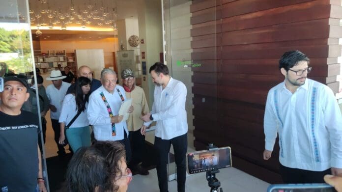 Pide AMLO amor y paz en conflicto de taxistas con Uber en Quintana Roo 