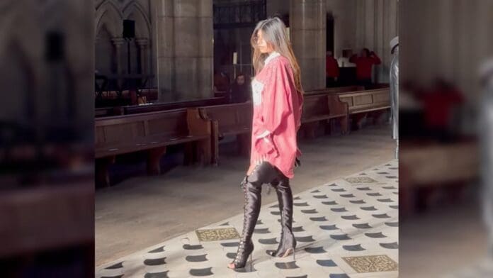 Mia Khalifa posa en iglesia y se compara con la Virgen María