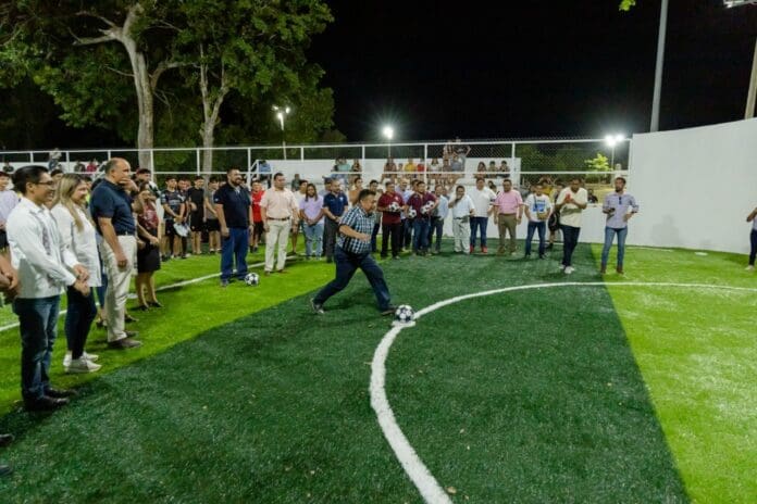 Marciano Dzul entrega obras que transforman las instalaciones deportivas de Chemuyil 