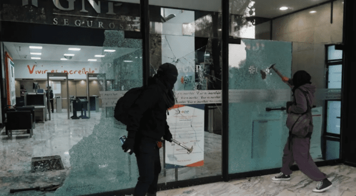 Encapuchadas realizan destrozos al culminar protesta contra Guardia Nacional