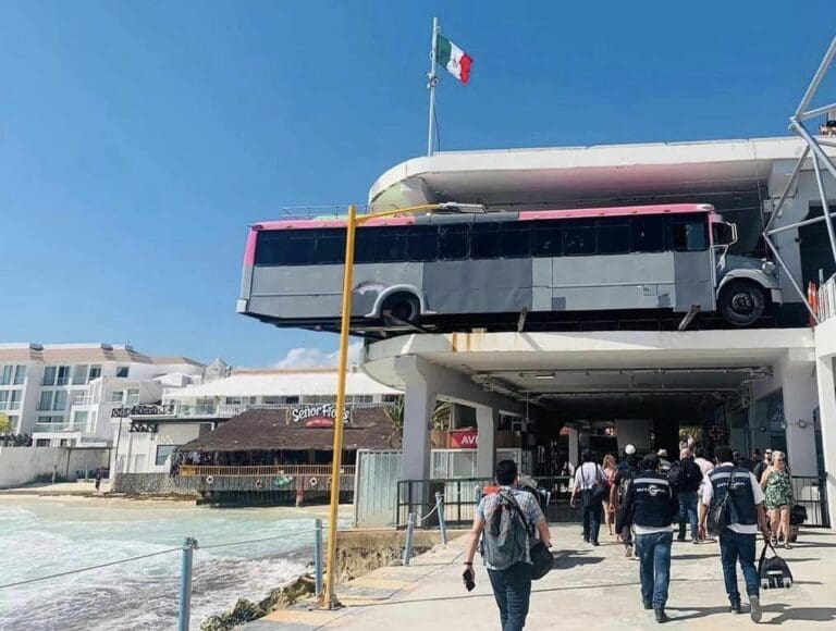 Xcaret “sorprende” con su publicidad de un camión en plena terminal del ferry