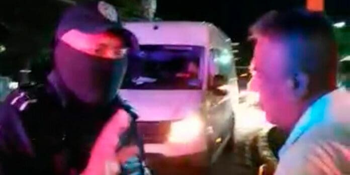 Taxistas acorralan a un Uber con todo y pasajeros a bordo en El Ceviche de Cancún