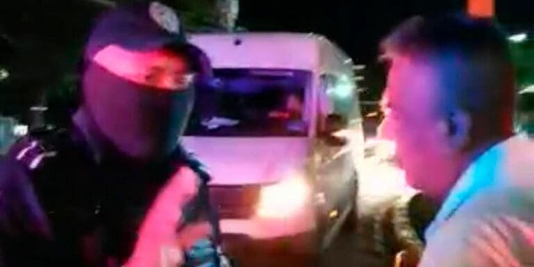 Taxistas acorralan a un Uber con todo y pasajeros a bordo en El Ceviche de Cancún