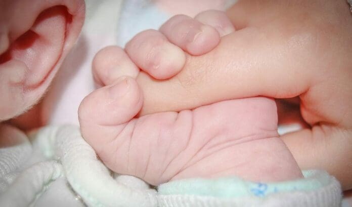 Un bebé de año y tres meses de edad perdió la vida luego de caer en una cubeta con agua en su domicilio en el municipio de Escobedo.