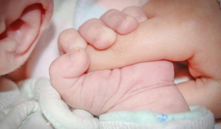 Bebé de un año muere ahogado tras caer a cubeta con agua en Nuevo León