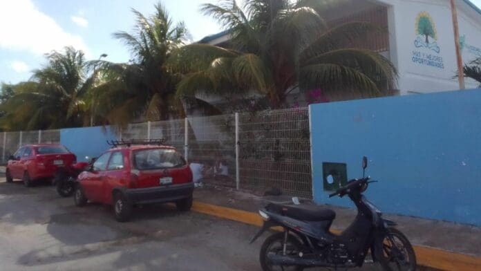 Un alumno de secundaria de Cozumel se puso en el plantel el pasado viernes y falleció. No hay certeza respecto a lo que sucedió.