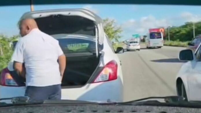 VIDEO: Taxistas pinchan las llantas a Uber en Cancún