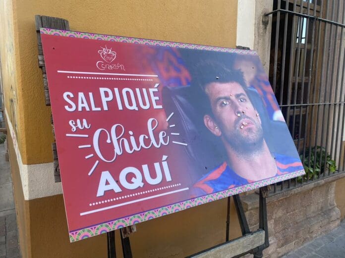 Usan imagen de Piqué como basurero para pegar chicle masticado: “SalPiqué su chicle aquí”