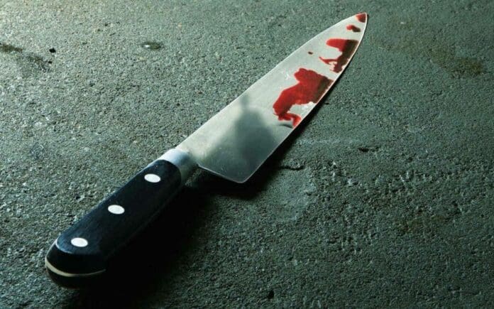 Una niña 12 años de edad apuñaló a su padrastro para defender a su madre, quien era golpeada por este sujeto, la noche de este miércoles, al interior de un domicilio de la colonia Santa Fe de la cabecera de este municipio.  