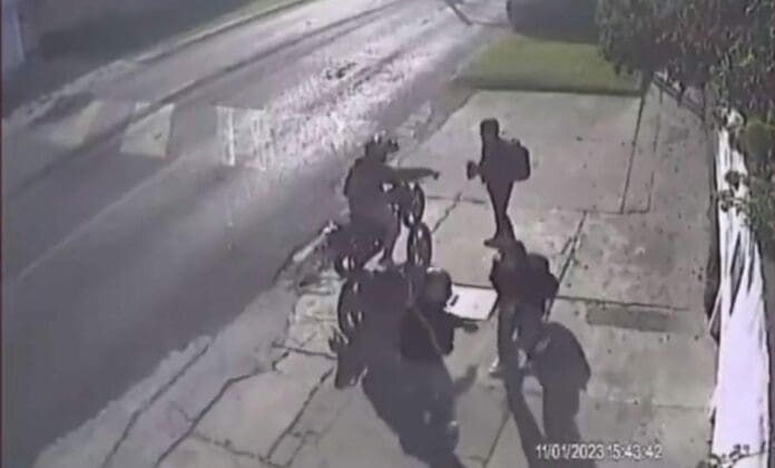 Joven se defendió a puñetazos de un asalto, el cual por fortuna pudo evitar. Incluso uno de los dos motociclistas acabó severamente lastimado