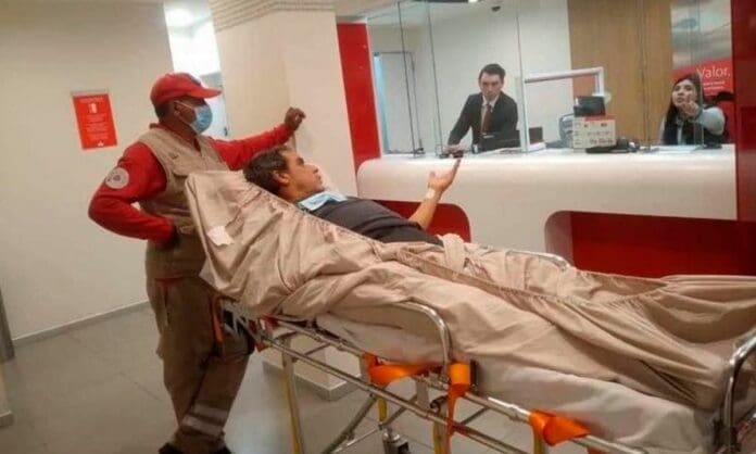 Obligan a un hombre en camilla a presentarse en el banco para realizar un trámite