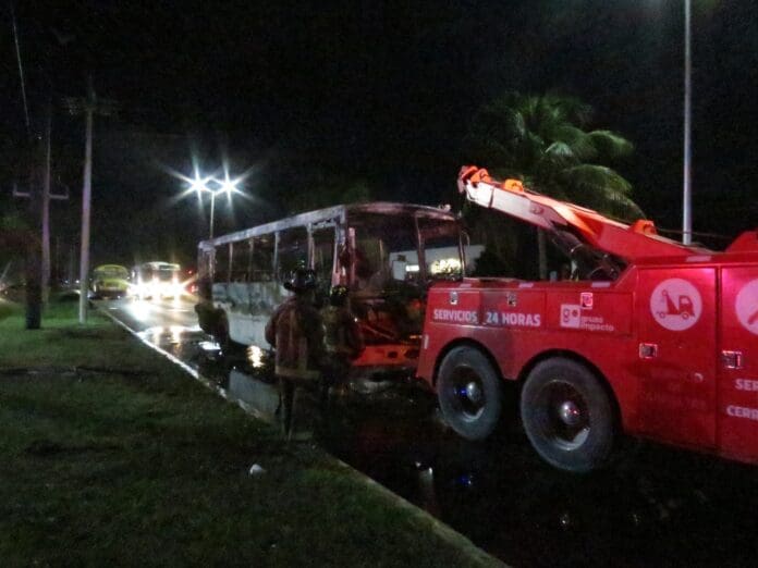Se incendia autobús en el bulevar Colosio de Cancún  