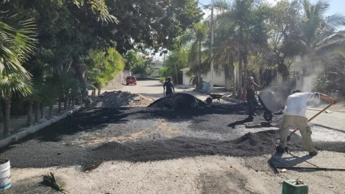 Gobierno de Puerto Morelos repara vialidades a través del programa permanente de bacheo
